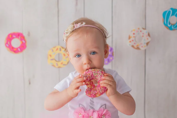 Una niña de un año celebra su cumpleaños. —  Fotos de Stock