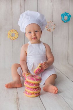 Bir yaşındaki kız çocuğu doğum gününü kutluyor..