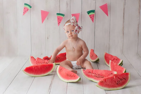 Una bambina di un anno fa un bagno con anguria. — Foto Stock