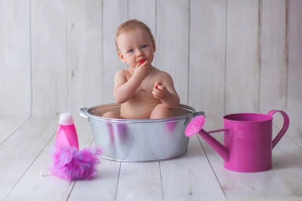 Una bambina di un anno fa il bagno. — Foto Stock