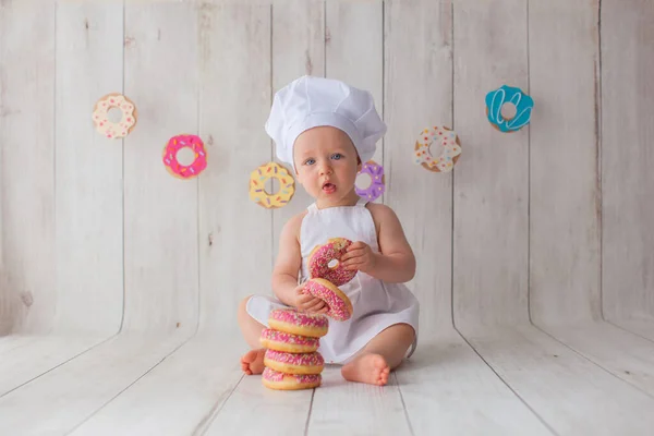 Una bambina di un anno festeggia il suo compleanno. — Foto Stock