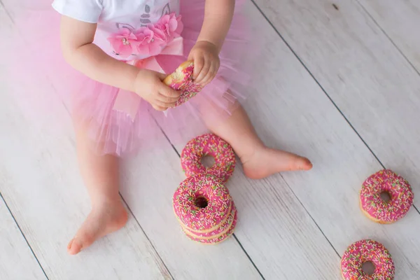 Una niña de un año celebra su cumpleaños. De cerca. Borrosa. . —  Fotos de Stock