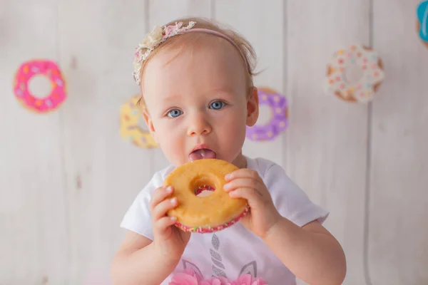 Una niña de un año celebra su cumpleaños. Retrato . —  Fotos de Stock