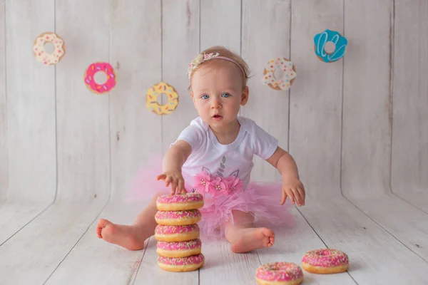 Una bambina di un anno festeggia il suo compleanno. — Foto Stock