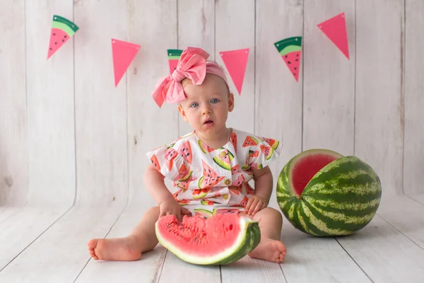 Una bambina di un anno mangia anguria. — Foto Stock