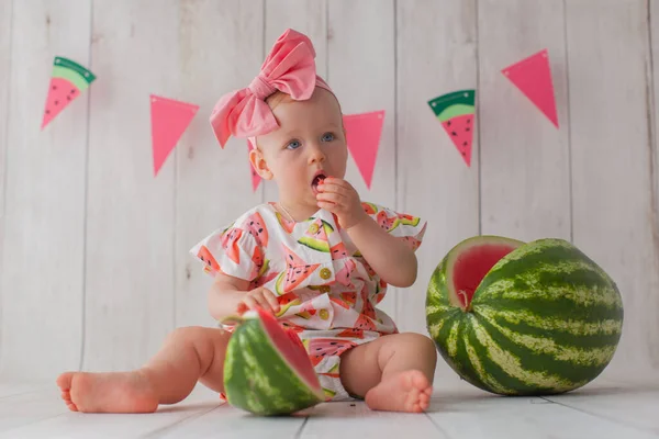 Una bambina di un anno mangia anguria. — Foto Stock