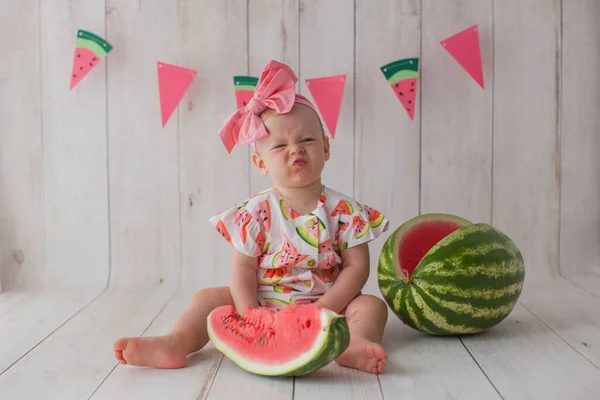 Una bambina di un anno mangia anguria. — Foto Stock