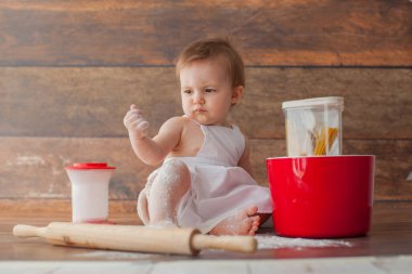 Önlüklü küçük bebek şef.