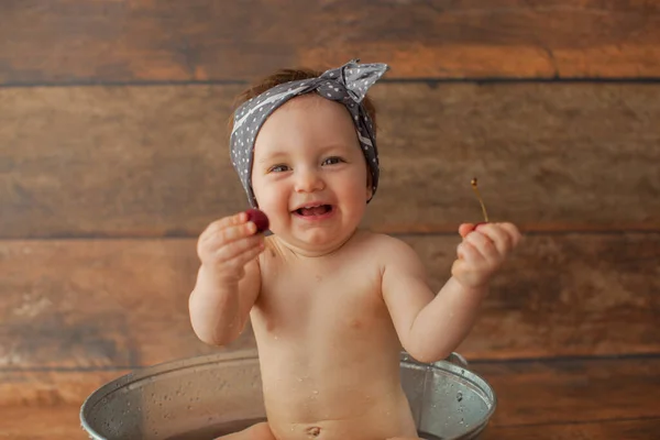 Ragazza di un anno si bagna con frutta. — Foto Stock