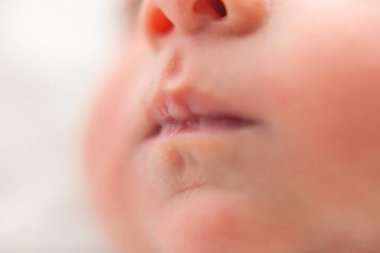 Yeni doğmuş bebek dudakları. Kapat.. 