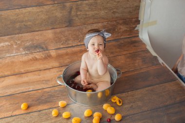 Bir yaşındaki kız meyve banyosu yapıyor.. 
