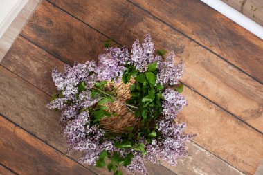 Yeni doğan dijital fon. Leylak çiçekleri çelengi. 