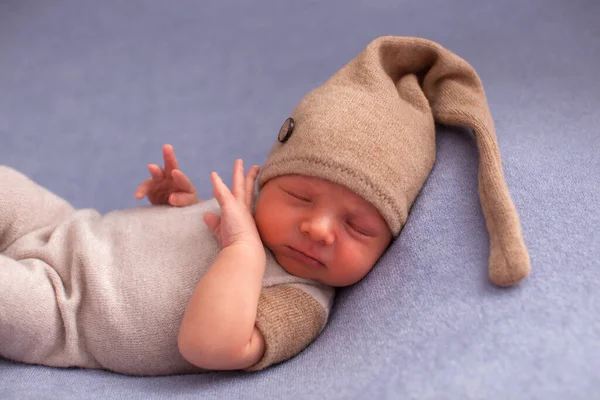 Noworodek chłopiec na niebieskim tle włókienniczym. — Zdjęcie stockowe