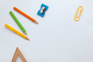 Tecrit edilmiş arka planda okul kavramına dön. 