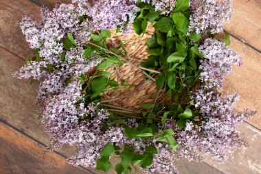Yeni doğan dijital fon. Leylak çiçekleri çelengi. 