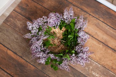 Yeni doğan dijital fon. Leylak çiçekleri çelengi. 