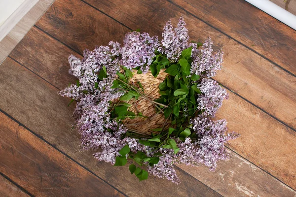 Yeni doğan dijital fon. Leylak çiçekleri çelengi. 