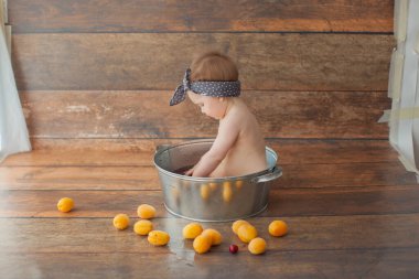 Bir yaşındaki kız meyve banyosu yapıyor.. 