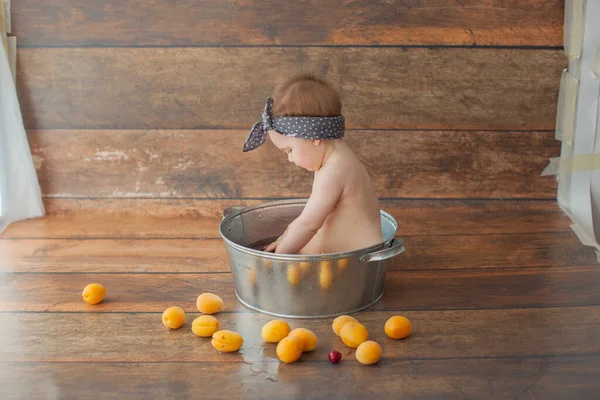 Bir yaşındaki kız meyve banyosu yapıyor.. 