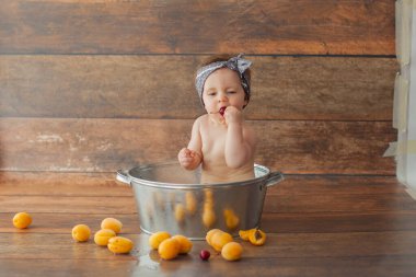 Bir yaşındaki kız meyve banyosu yapıyor.. 