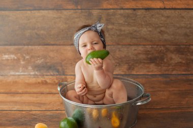 Bir yaşındaki kız meyve banyosu yapıyor.. 