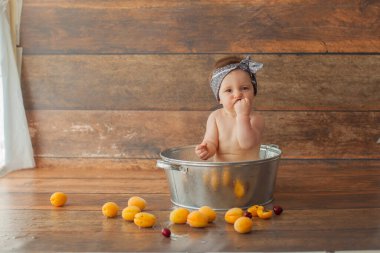 Bir yaşındaki kız meyve banyosu yapıyor.. 