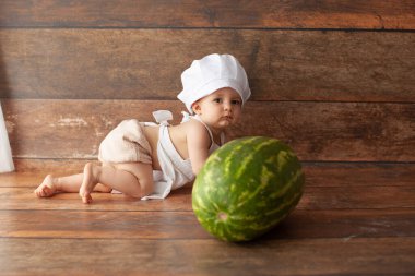 Bir yaşında bir kız emekliyor. Küçük şef.. 