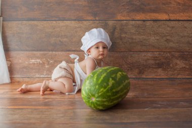 Bir yaşında bir kız emekliyor. Küçük şef.. 