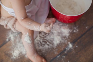 Ahşap arka planda küçük bir bebek şef. Önlükle. Kapatın. Makro fotoğraf. 