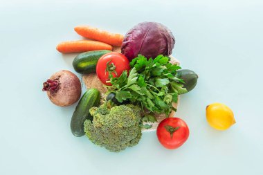 Renkli sebzeler yeniden kullanılabilir poşette, sıfır atık konsepti. Üst manzara, düz uzanma