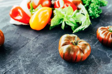 Siyah karatahta arka planda organik sebzeler sağlıklı çiğ vegan gıda konsepti. Sığ alan derinliği