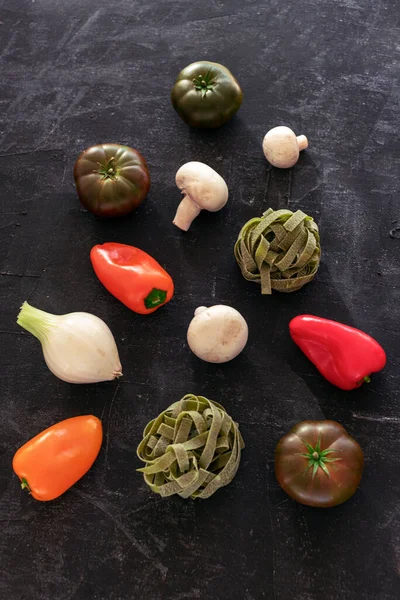 Сырые Зеленые Шпинатные Спагетти Овощи Грибы Черном Столе Итальянская Кухня — стоковое фото