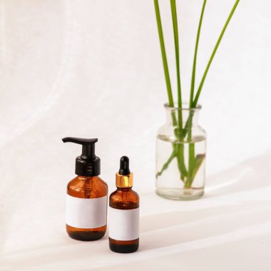 Doğal kozmetik ürünleri markasız boş paketler, beyaz arka plan, yakın çekim. Spa sağlık konsepti