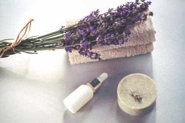 Kozmetik doğal lavanta sabunu ve serum ya da gerekli yağ. Aromaterapi, spa geçmişi. Üst görünüm
