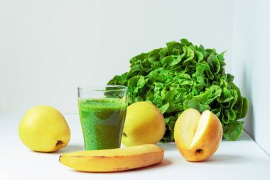Muz, elma ve marul yapraklarından yeşil smoothie, malzemeli, beyaz arkaplan, kapat.