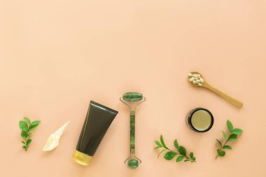 Doğal kozmetik ürünleri ve mercan renkli arka planda yüz silindiri. Çevre dostu ve sıfır atık kavramı. Üst görünüm, düz görünüm, kopyalama alanı.