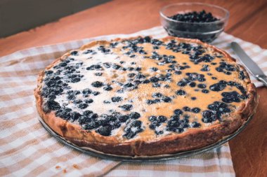 Tatlı hamur işleri, ahşap masada yabanmersinli turta, üst manzara..