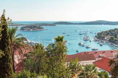 Hırvatistan 'ın Hvar körfezinin adalı havadan görüntüsü.