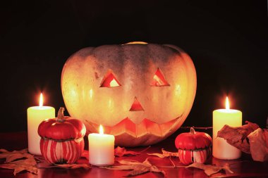 Jack O Lantern 'in balkabağı korkunç bir gecede mumlarla parlıyor. Cadılar Bayramı geçmişi.