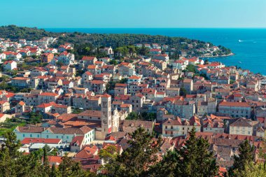 Adriyatik denizi ve Hırvatistan 'daki Hvar kasabasının hava manzarası.