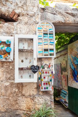Hvar Hırvatistan - 10 Ağustos 2020: Resimler ve mücevherlerle hediyelik eşya dükkanına giriş