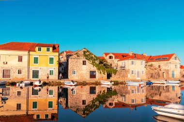Vrboska köyü seti, evlerin suya yansıması. Hvar adası, Hırvatistan.