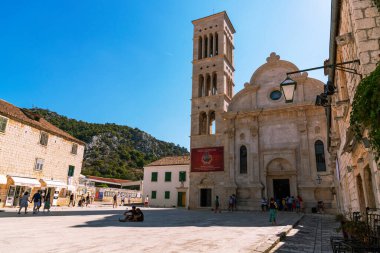 Hvar Hırvatistan - 16 Ağustos 2020: Yürüyen insanlarla Hvar kentinin ana meydanı. Dalmaçya bölgesi, Hırvatistan.