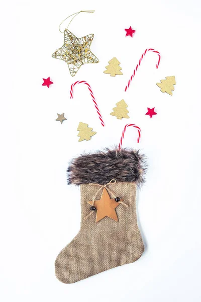 Weihnachtsspielzeug Und Zuckerrohr Weihnachtssocke Aus Sacktuch Auf Weißem Hintergrund Flache — Stockfoto