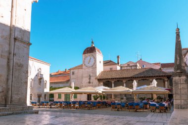 Trogir Hırvatistan - 3 Eylül 2020: Eski Trogir kasabası, saat kulesiyle ana meydan.