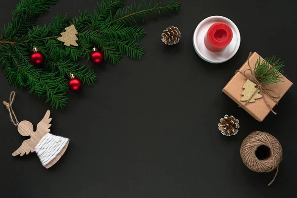 Festlicher Weihnachtshintergrund Mit Tanne Geschenk Einer Schachtel Kerze Und Spielzeug — Stockfoto
