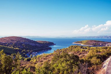 Güzel bir körfez, adalar ve açık mavi deniz manzarası. Hvar adası, Hırvatistan.