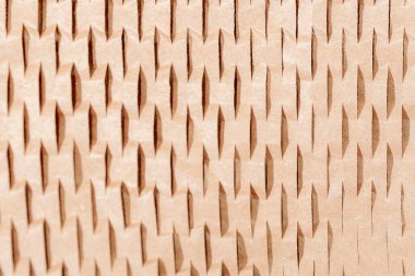 Geometrik kesim desenli dokulu kahverengi karton kaplama, soyut ambalaj malzemesi arka planı.