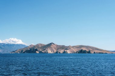 Hırvatistan 'ın Krk Adası' ndaki Baska kasabası yakınlarındaki Prviç adasının manzarası.