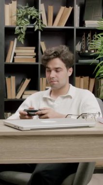 İşe ara verip ofis arkadaşlarıyla playstation oynamaya odaklanmış genç bir serbest yazar. Genç çocuk işte bilgisayar oyunu oynarken eğleniyor. Modern koşullar